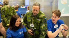 Patrik Fältström, Försvarsmaktens övningsledare tillsammans med några av deltagarna vid övningen . Foto: