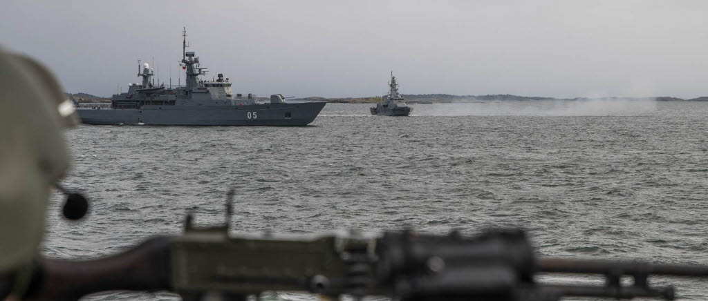 HMS Sundsvall bekämpar en drönare med sin allmålskanon. Snart är det FNS Uusimaa och HMS Gävles tur.