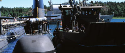 Ubåten Gotland lossar torped till transportbåt 656vid Musköbasen.