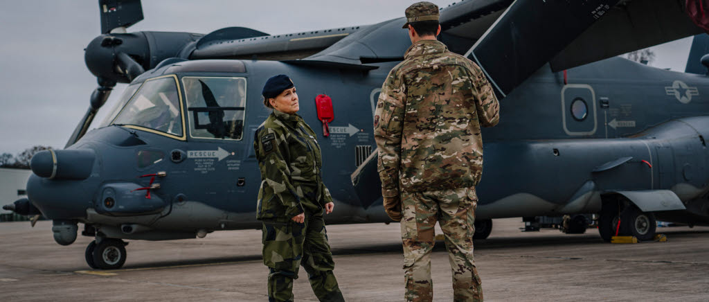 Malin Persson, chef för Skaraborgs flygflottilj (F 7), tar emot sina amerikanska gäster.