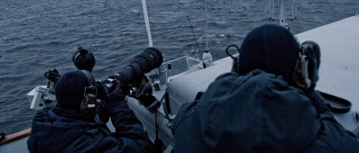 20141023, OPERATION ÃRNEN.

Utkikspersonal frÃ¥n HMS Stockholm spanar efter mÃ¶jlig undervattensfarkost. 
Personalen Ã¤r redo att dokumentera eventuell observation med olika kamerasystem.

Foto: Alexander Gustavsson/Combat Camera/FÃ¶rsvarsmakten
BILDEN ÃR FRI FÃR PUBLICERING ELLER VISNING UNDER FÃRUTSÃTTNING ATT FULLSTÃNDIG FOTOBYLINE ANGES