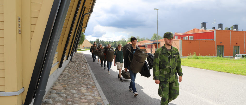 Måndagen den 24 juni var det inryckning i Boden och Arvidsjaur, grupper av rekryter vandrade i en strid ström över kaserngårdarna. 