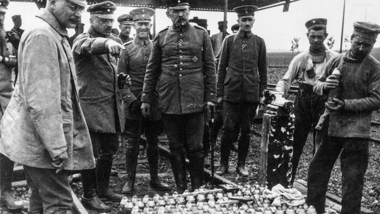 Den tyske kemisten Fritz Haber (pekar) instruerar soldater under andra världskriget i användandet av klorgas. Bilden är en del av forsvarsmakten.se/varhistoria.