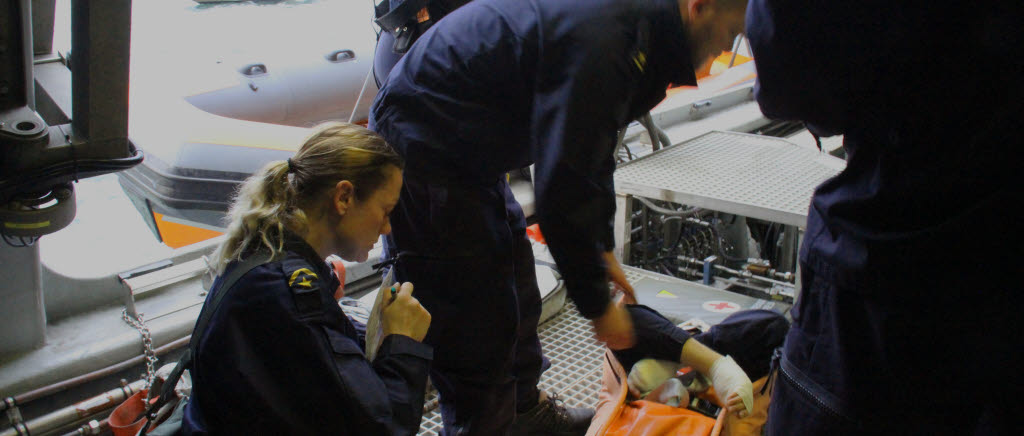 En skadad sjöman har begärt stöd av amfbat lätta trauma grupp för omhändertagande av skadad och vidare tp till civilt sjukhus. Stridsbåt i bakgrunden hämtar upp skadad_FotoK Swaan.JPG