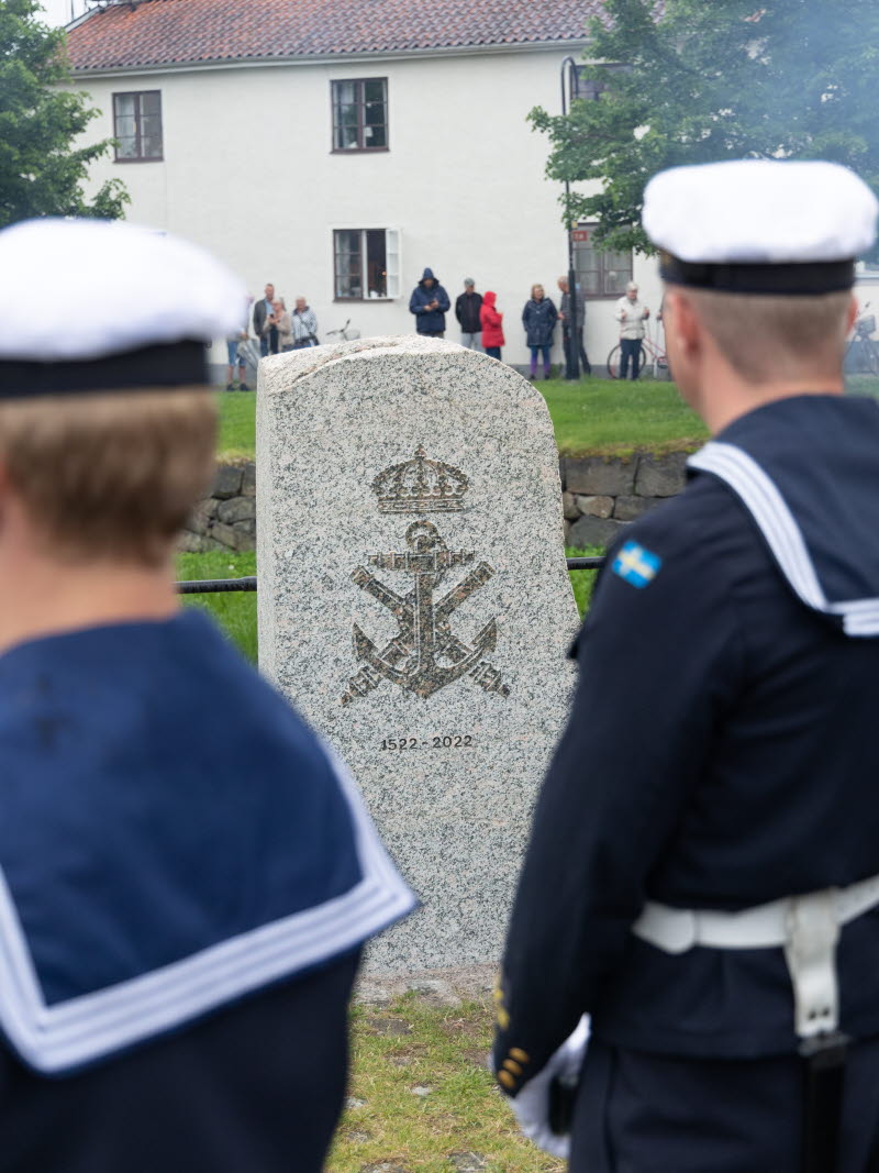 Fjärden Slätbaken utanför Söderköping var första stoppet för de tio första fartygen i marinen. På så sätt stod marinens vagga där och en minnessten är numera rest i staden.


 