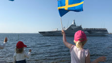 Anhöriga vinkar av HMS Nyköping och HMS Karlstad när de på nationaldagen 2019 kastar loss för att delta i övningen Baltops