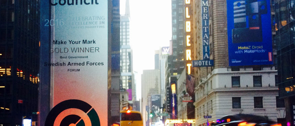 Gata i New York, glaskub med texten Content Council stående på asfalten.
