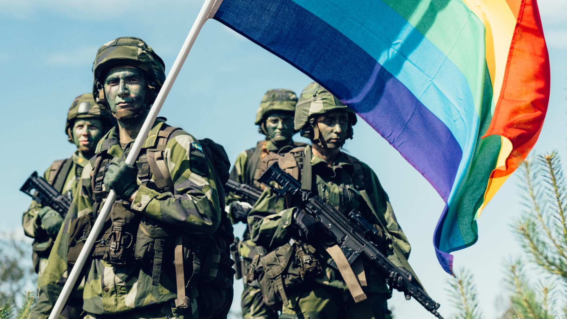 Żołnierze z tęczową flagą
