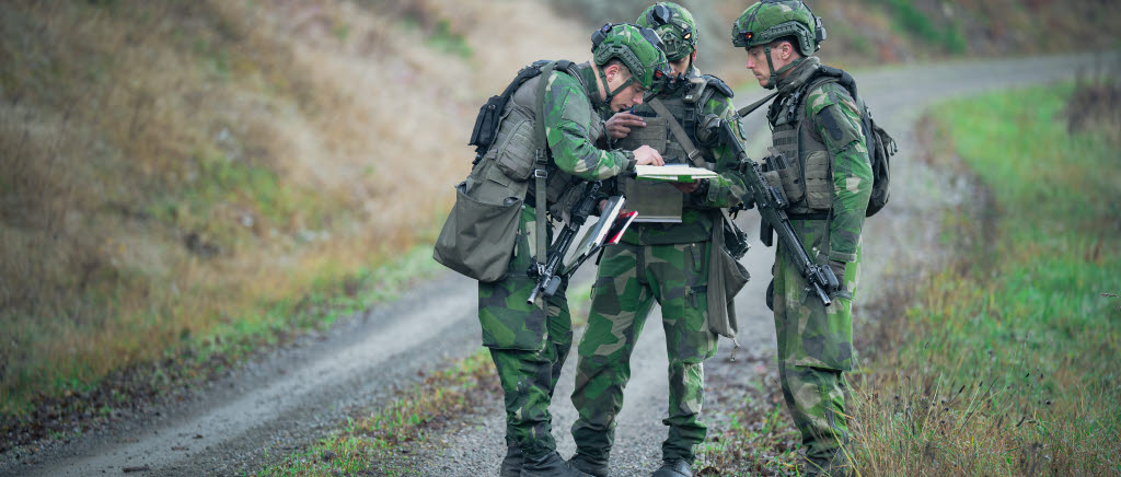 Två kadetter och en gruppchef rekar inför planerad minering av väg, ett moment som kräver noggrannhet, planering och tydlig ledning.