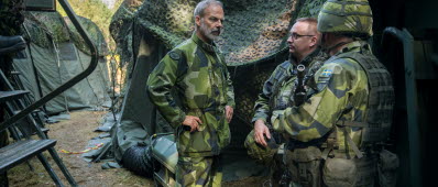 Generalmajor Anders Brännström inspekterar andra Brigadstabens ledningsplats.
Stora delar av Sveriges arméförband samlas i området runt Vättern och genomför Armeövning 15. Övningens huvudsyfte är att öva det nationella försvaret och då främst förmågan för arméförbanden att agera och samverka som en brigad.