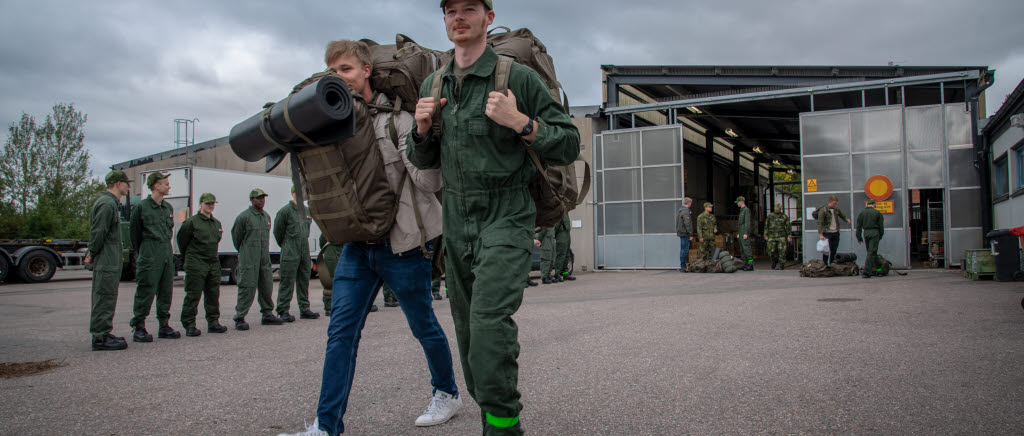 Sebastian Waernqvist och Henrik Lindgren hjälps åt med utrustningen under utbildningens först dag,