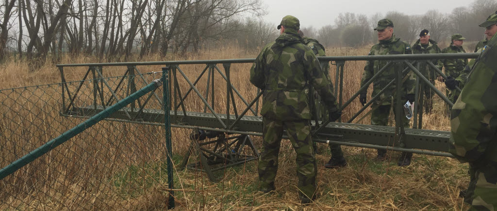 Personal ur 2:a brigadstaben upprättar personbro 1 över vattendrag i Göteborgsområdet.