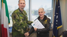 Överste Richard Gray lämnar över Letter of Appointment för rollen som NATO Department Head till chefen för Natos förmågeutveckling (MDFD), konteramiral Placido Torresi.