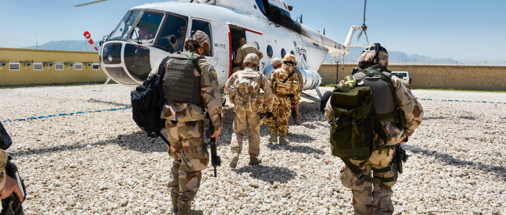 Afghanistan våren 2015. Varje dag flygs
rådgivarna de dryga två milen till jobbet.