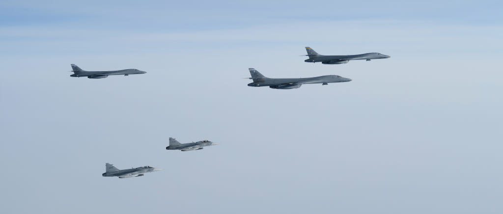 20210222 Samövning med USA. Svenska Jas 39 Gripen eskorterar amerikanska B-1B Lancer i svenskt luftrum.