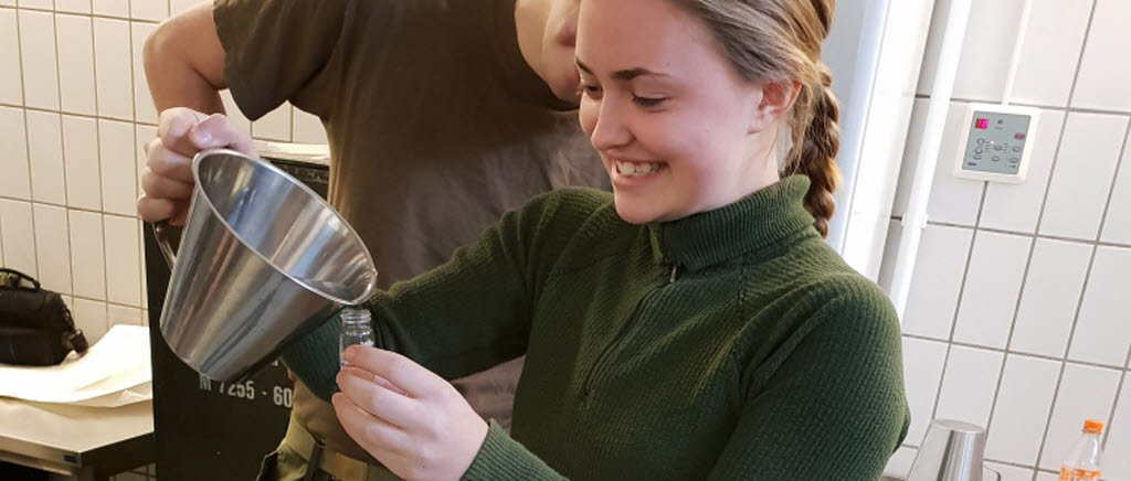 Analys före matlagning. Alicia Oscarsson kontrollerar klorinhalten i vattnet.