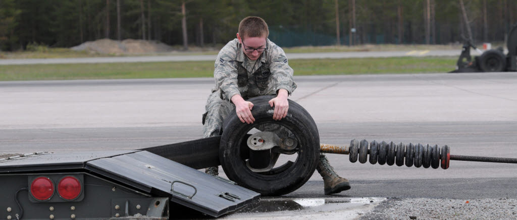 150528 ACE 15. I slutet av landningsbanan spänns en vajer upp för att som sista anhalt stoppa F-16 Fighting Falcon.