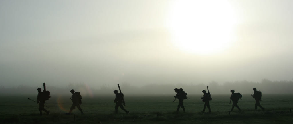Jägarsoldater i gryningsdimma.
