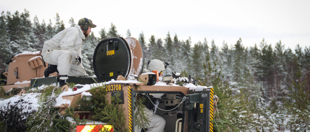 Marinbasens Basskyddskompani övar i ett snöigt kosta.

Soldaten övar att upptäcka, målange och verka från stridslucka i pansarterrängbil 203.