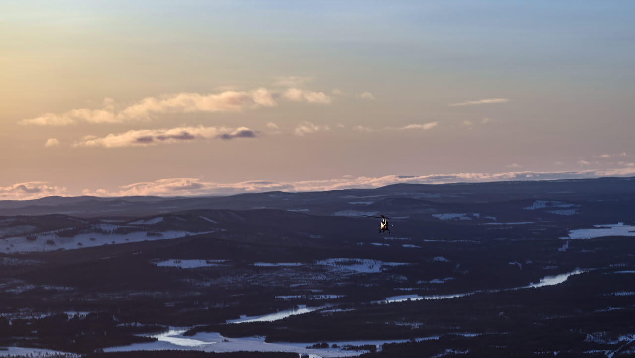 På Flygskolan utbildas helikopterpiloterna i att flyga under dygnets alla timmar och i olika typer av klimat och miljöer.