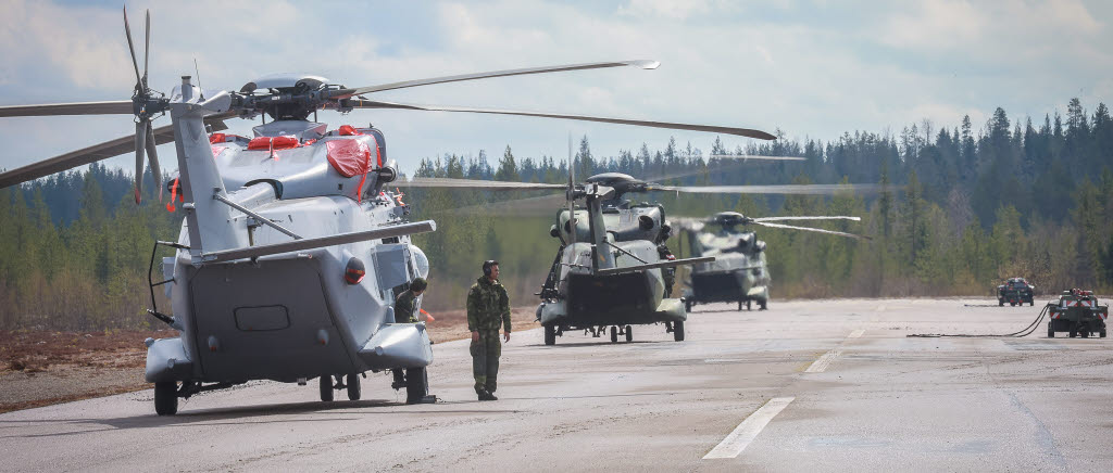 Svenska och finska NH 90-helikoptrar på finsk fältbas.