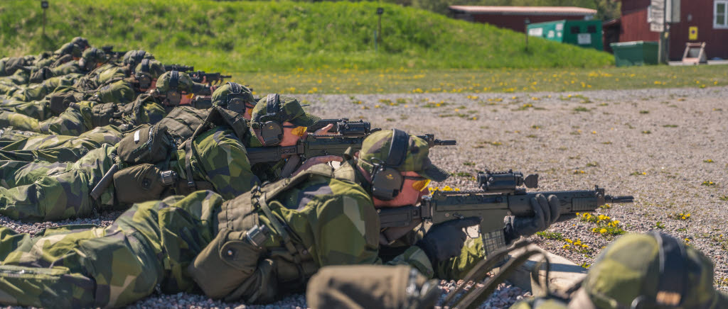 Några timmar på skjutbanan väntar de krigsplacerade soldater som kallats in till övningen.