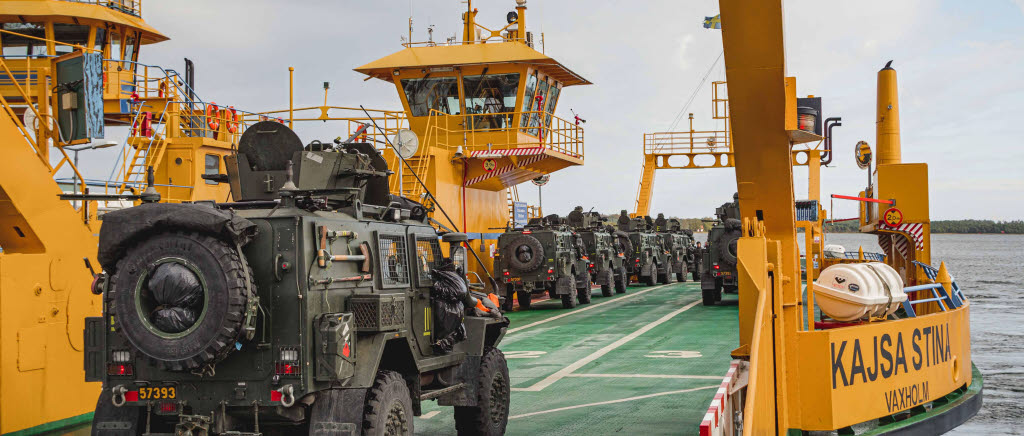En pluton med terrängbil 16 kör på bilfärjan för att ta sig till Fårö på Gotland. 