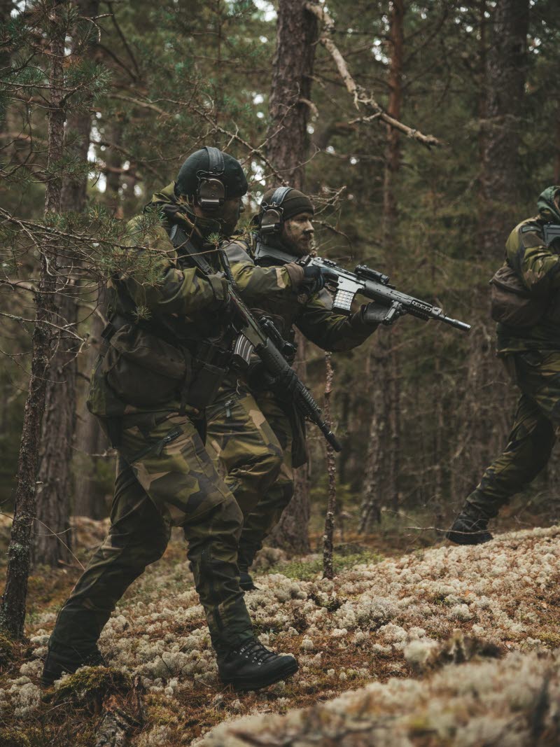 Luftförsvarsövning 2021. Soldater ur 1614:e Strilförsvarskompaniet söker i terrängen. 

