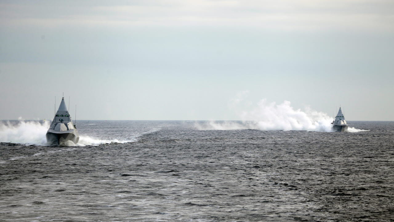Korvetter ur tredje och fjärde sjöstridsflottiljen övar gemensam sjömålsstrid i Hanöbukten under våren 2018. Dessutom deltar Gripenplan ur Flygvapnet.