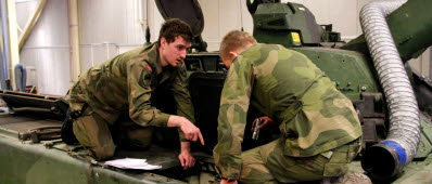 Joachim Wikan från Panserbataljonen i Norge, under utbildning i stridsfordon 90 på FMTS.