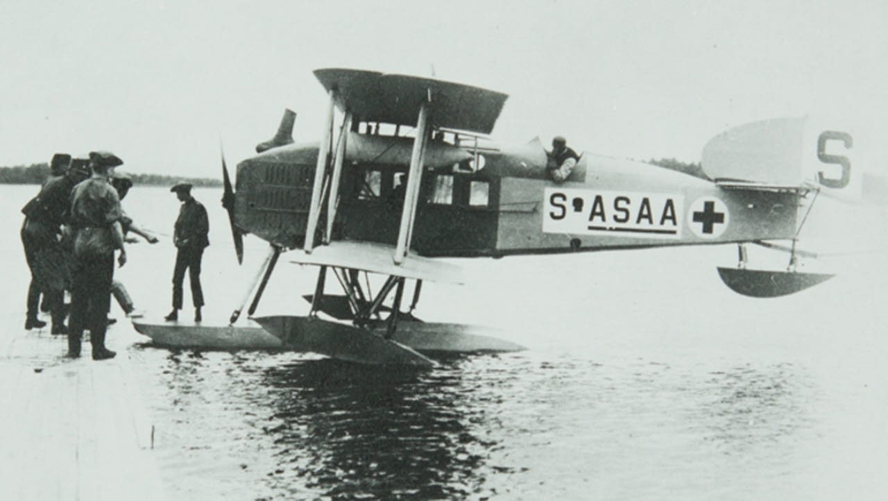 Röda Korsets sjuktransportflygplan i Boden någon gång mellan 1923 och 1925. Bilden är en del av forsvarsmakten.se/varhistoria. 