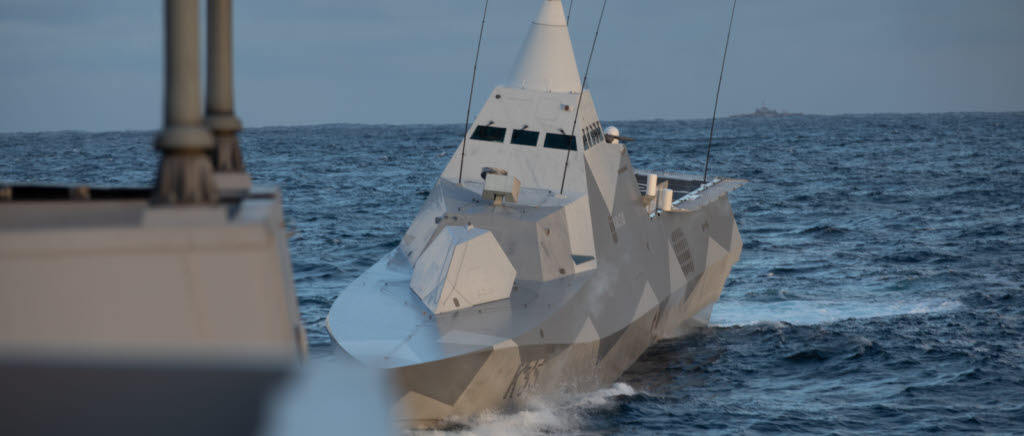 Fartygen som deltar i övningen TRJE18 genomför eskortövningar och ubåtsjaktövningar.

TRJE 18(Trident Juncture 2018) är en av Natos största övningar och som huvudsakligen genomförs i Norge. Totalt deltar ca 50 000 soldater, 10 000 fordon, 130 flygplan och 70 fartyg. Sverige deltar med 2500 soldater, åtta Jas Gripen och två fartyg av Visbyklass.
