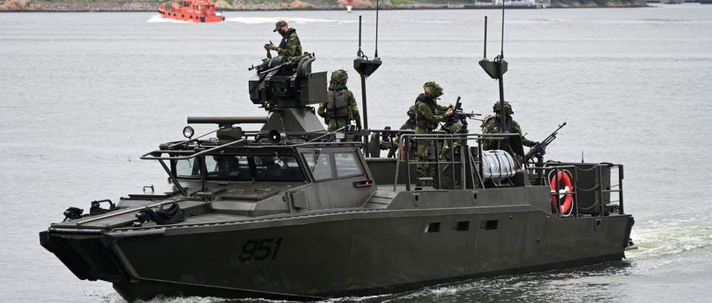 Stridsbåtar ur 5.amfibiebataljonen deltar i operationen, tillsammans med andra typer av militära fartyg.