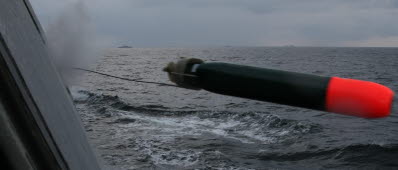 Torpeden lämnar fartyget och börjar sin färd mot ubåten.