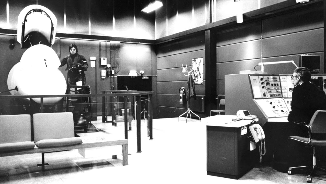 Digitala simulatorn J 35F2, F 1 i Västerås, tidigast 1969. Instruktören är kn Dovenstam och eleven heter Hans Starkman.