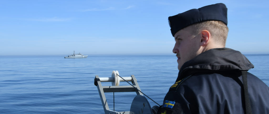 En bit utanför Stockholms skärgård har ett av marinens minröjningsfartyg, HMS Koster genomfört verksamhet med Standing NATO Mine Countermeasures Group 1 (SNMCMG1). Det är en av de första marina deltagarna i en Natoövning som allierad. 