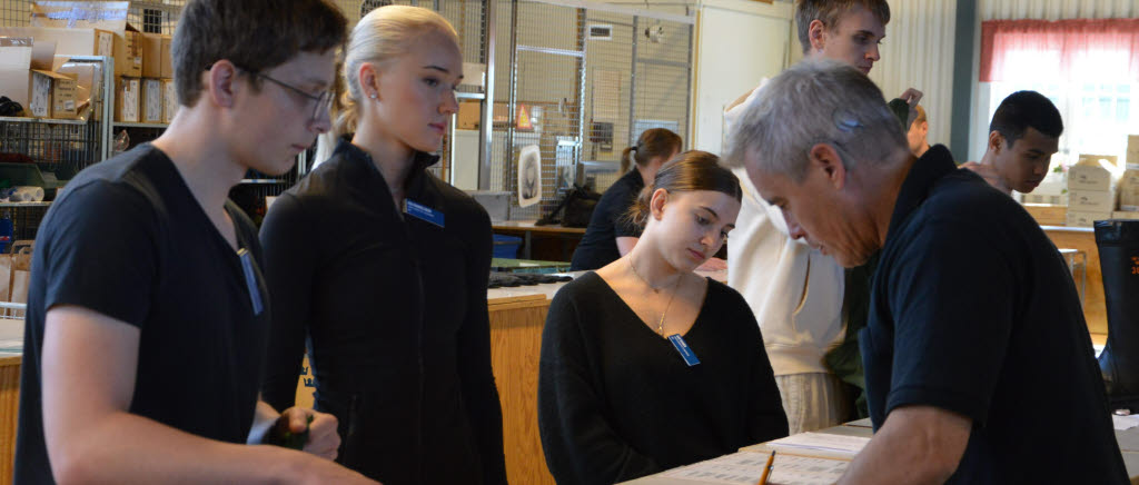 Nya rekryter hämtar ut utrustning.