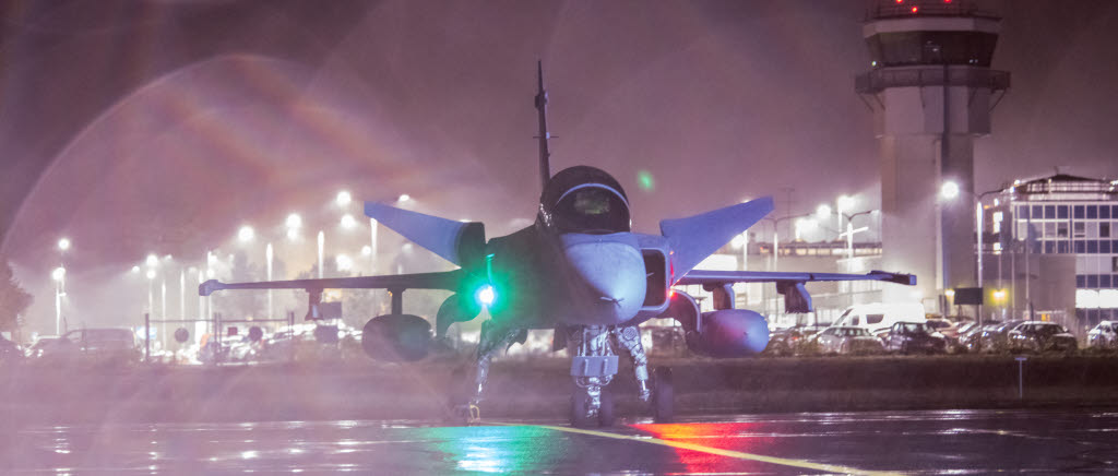 Fredag 4 oktober anlände de 6 svenska Jas 39 Gripen till Rissala Air Base i Kuopio för att delta i den finska försvarsövningen Ruska 19. Dagen bjöd på kraftiga vidar och snöblandat regn. 