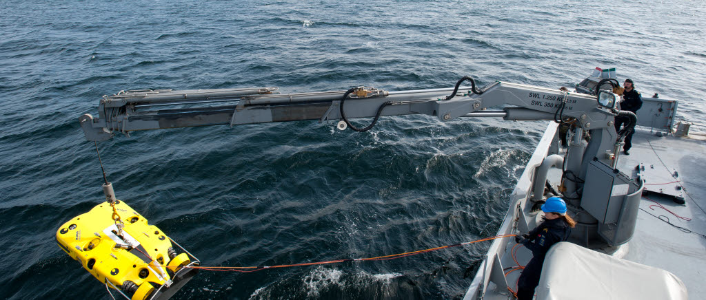 Minröjning operation under Aurora 17.