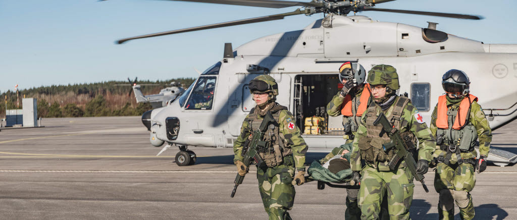 Sjukvårdare ur 71:a bataljon,P7, tar emot skadad via helikopter.