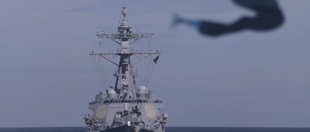 Amerikanska jagaren USS Roosevelt med deras Sea Hawk-helikopter under en övning i Östersjön.
