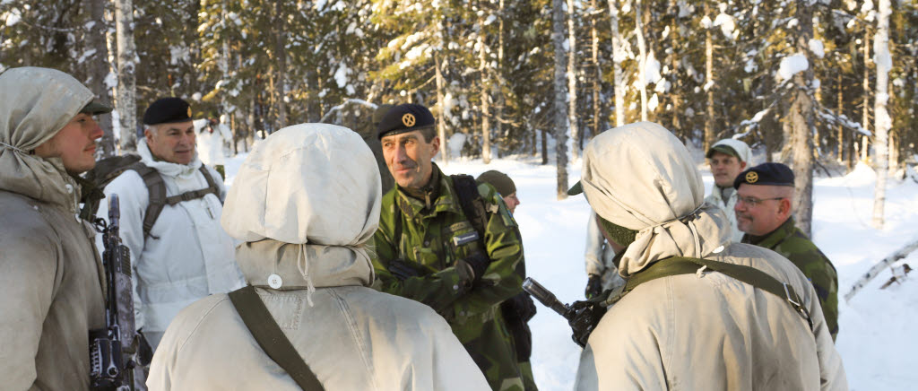 ÖB besöker Vintersol 2018, här i samtal med rekryter vid Arméns jägarbataljon.