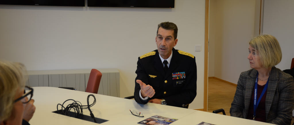 Totalförsvaret har på olika sätt varit i ÖB:s fokus under veckan. Här möter Micael Bydén media i samband med totalförsvarsdagen i Skåne tillsammans med landshövdingen Annelie Hulthén.