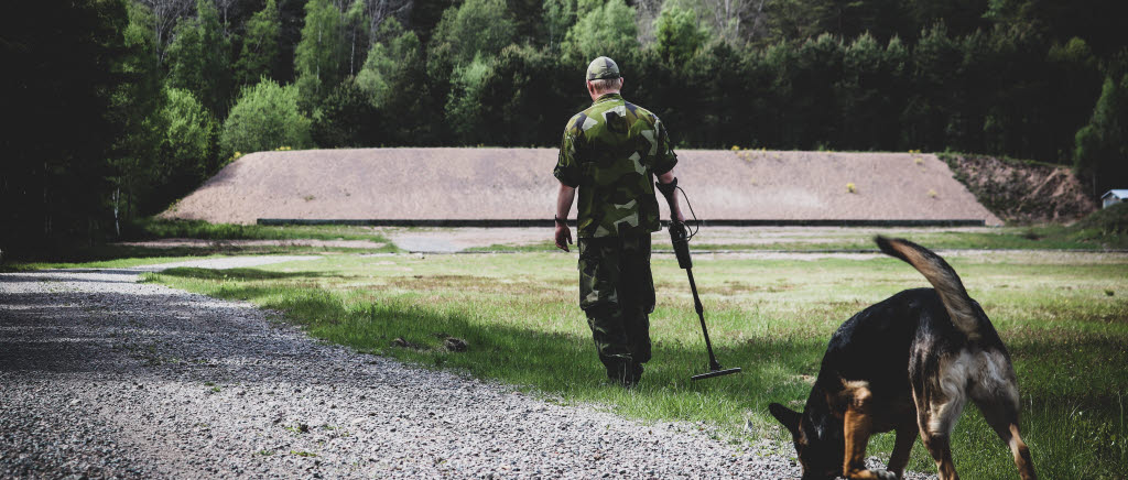 Hundförare och hundar vid Ing 2 EOD- och sökkompani.