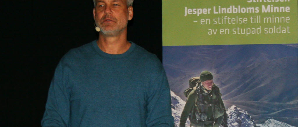 Henrik Schyffert föreläser i Karlsborg till förmån för veteranfrågor.