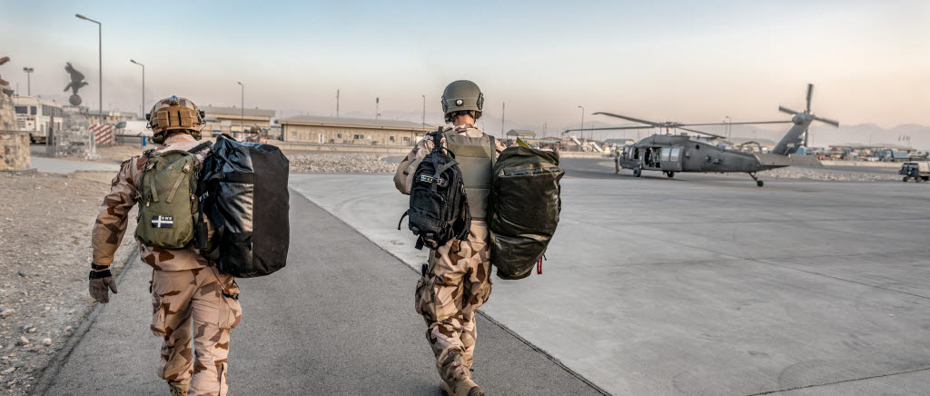 ÖB Micael Bydén har just landat på Kabuls flygplats och ska fortsätta till Resolute Supports högkvarter med amerikansk Black Hawk.