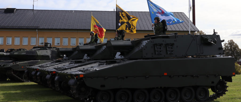 P 7, P 4 och I 19 har suttit upp i GrkPbv90 och är klara för avfärd.

Det var en solig dag på Markstridsskolan i Skövde när Granatkastarpansarbandvagn 90 (GrkPbv90) skulle överlämnas från Försvarets materielverk (FMV) till Armén, men arméchefen generalmajor Karl L E Engelbrektsson skådade ett och annat orosmoln.