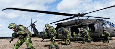 Soldater ur Mali 02 smaövar med helikopter på Livgardet. Den svenska Malistyrkan sak ersätta Mali 02 vid halvårsskiftet. Styrkan ska bestå av cirka 250 personer och kommer att utgå från Timbuktu i norra Mali.