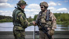 Samverkan mellan svenska och amerikanska soldater under övning Defender Europe 22 i Polen.

Övning Defender Europe 2022 är en USA-ledd övning som genomförs på olika platser i Europa. Försvarsmakten deltog med ett reducerat kompani från Ing 2, Göta ingenjörregemente som tillsammans med amerikanska förband byggde två förbindelser över två olika vattendrag i Polen.