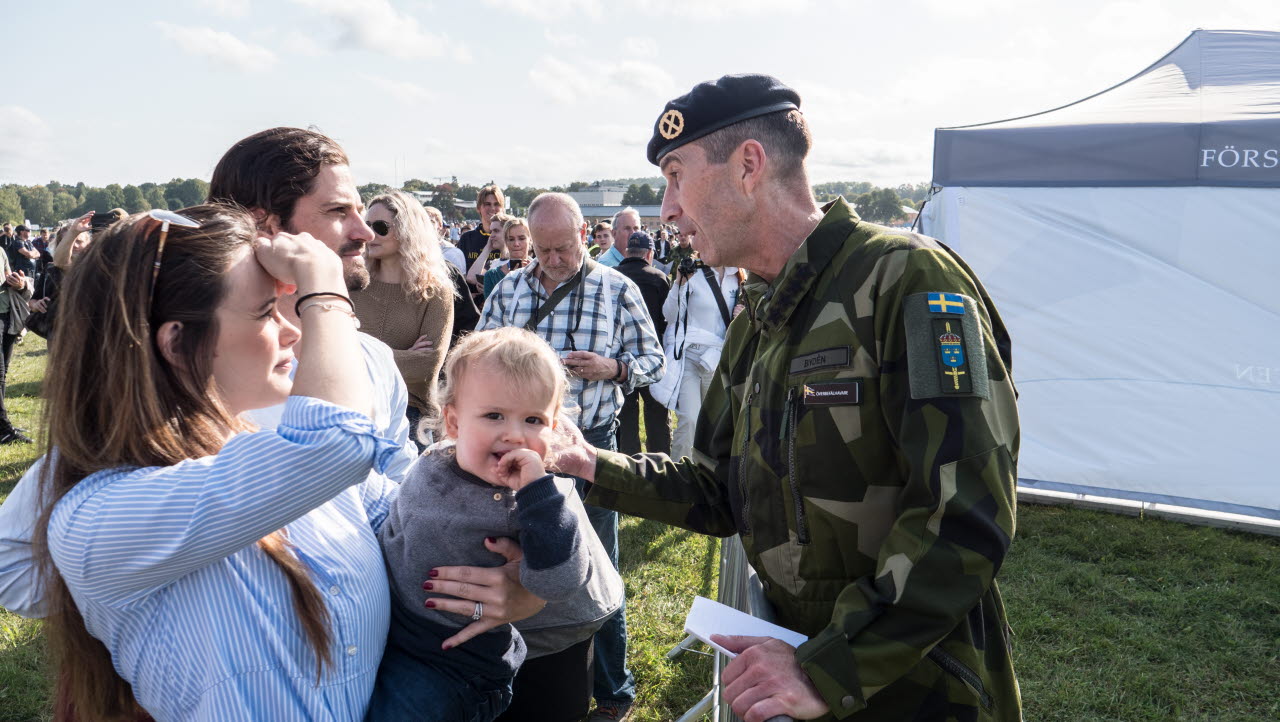 Intresset var stort när Försvarsmakten som en del av Aurora 17 under söndagen bjöd in allmänheten till en spännande dag på Gärdet i Stockholm.

ÖB Micael Bydén passade på att byta några ord med prins Carl Philip, prinsessan Sofia och prins Alexander som bor nästgårds och besökte Försvarsdagen på sin söndagspromenad.